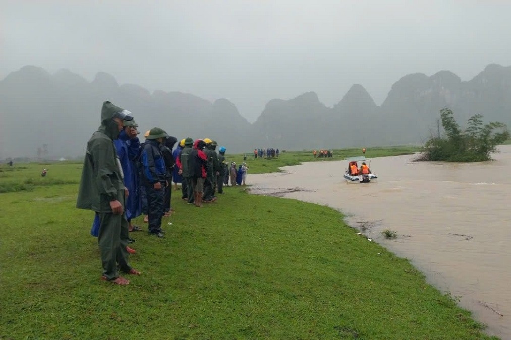 Dắt trâu đi tránh bão số 10, nam sinh bị nước cuốn mất tích