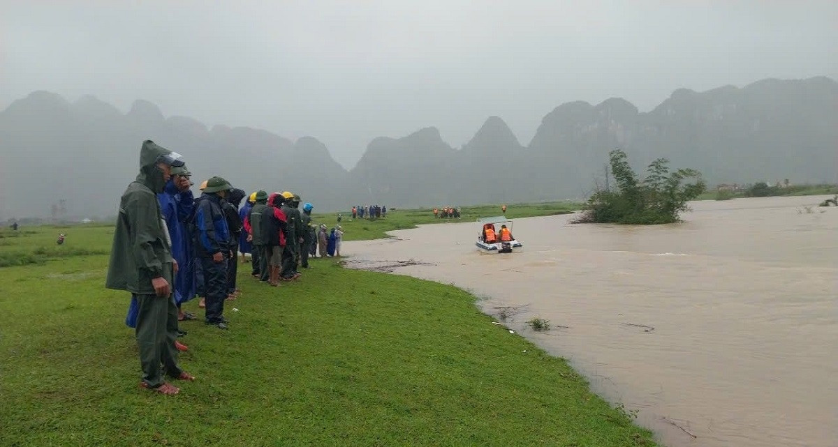 Dắt trâu đi tránh bão số 10, nam sinh bị nước cuốn mất tích