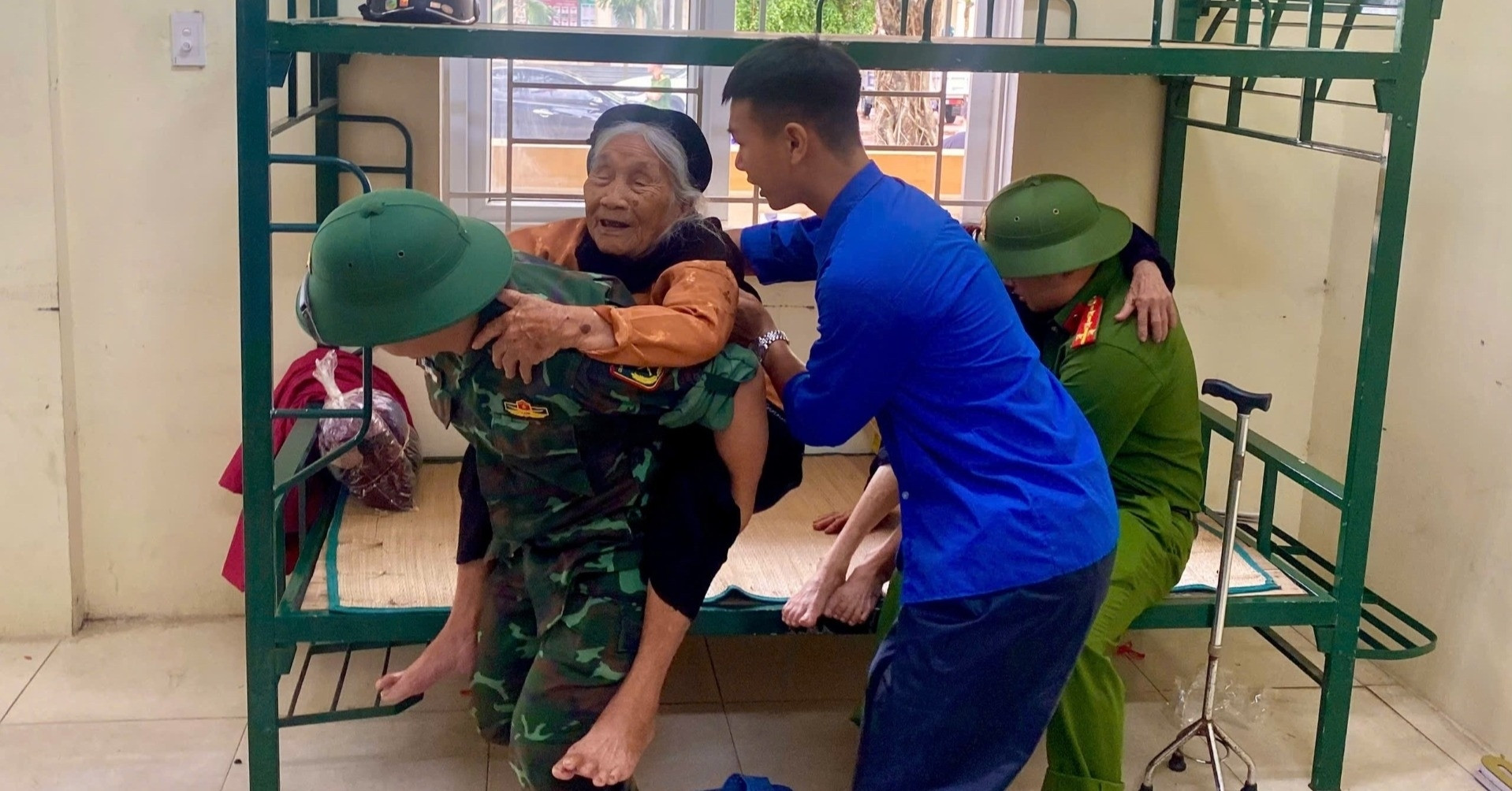 Gấp rút sơ tán gần 6.500 người trước giờ bão số 10 đổ bộ ở Thanh Hóa