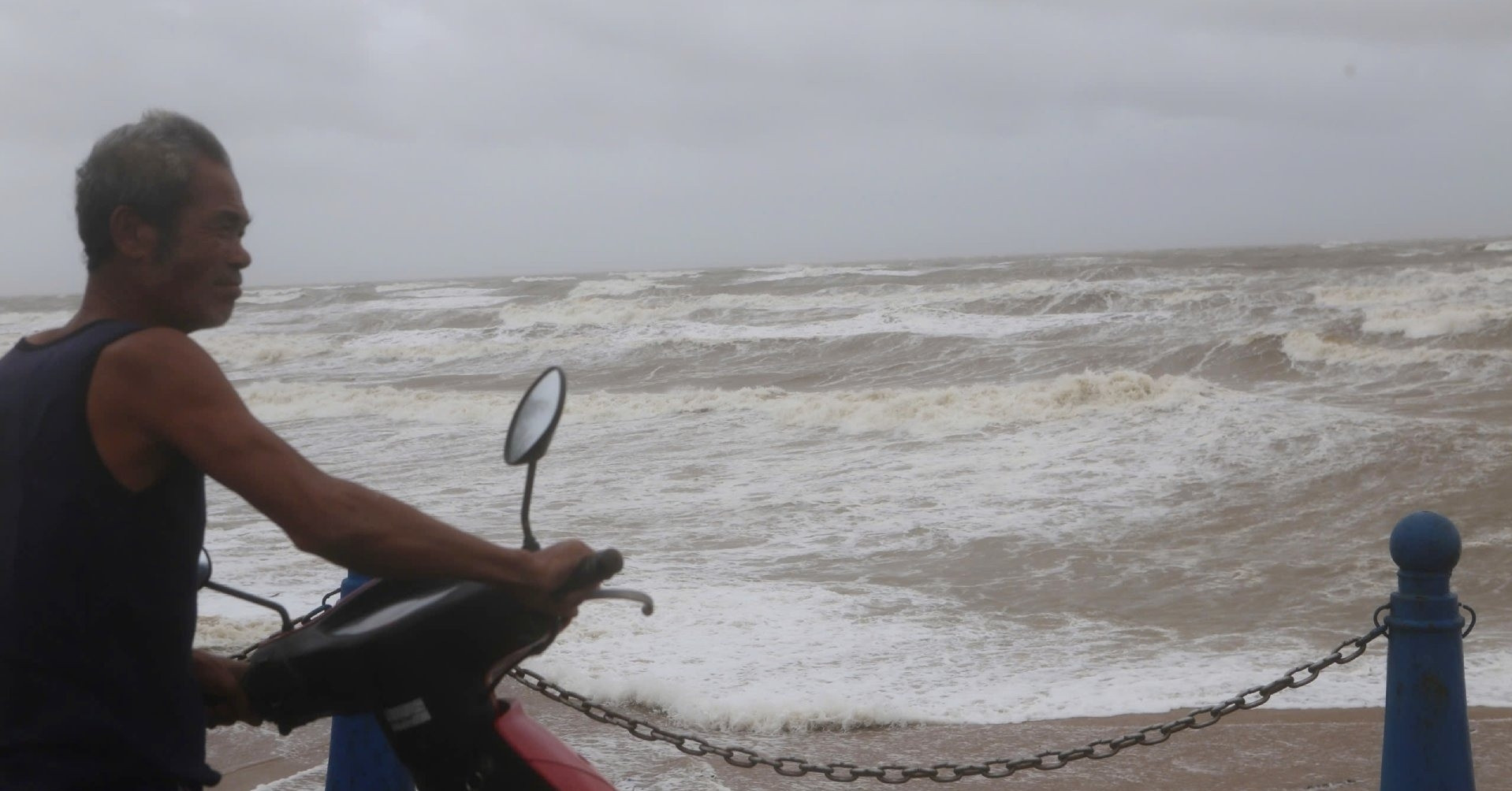 Gió giật mạnh trước bão số 10, lốc xoáy làm tốc mái nhà dân ở Hà Tĩnh