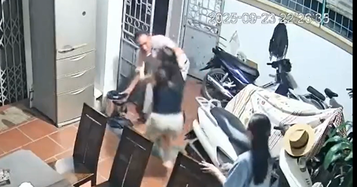 Hà Nội: Người đàn ông tố bị hàng xóm phá cửa, x...