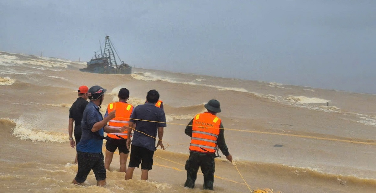 Nóng: Đang khẩn trương ứng cứu hai tàu cá TPHCM gặp nạn khi vào tránh bão số 10