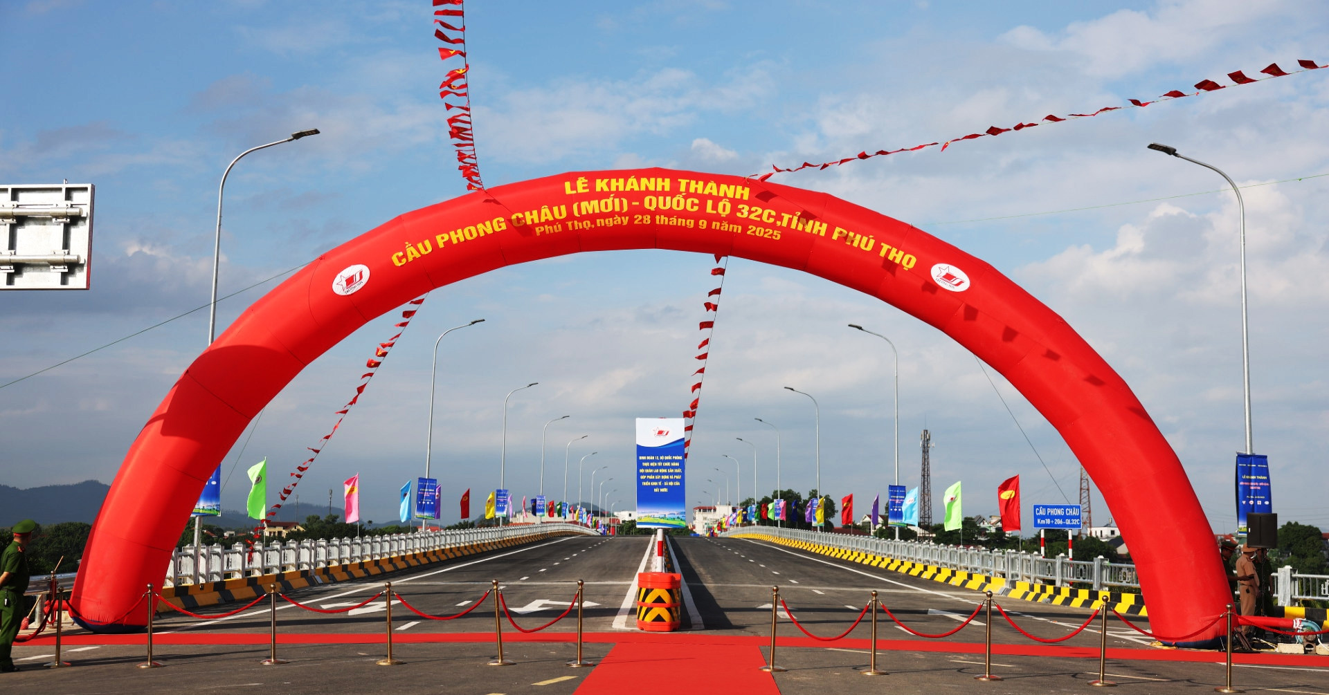 Hôm nay thông xe cầu Phong Châu mới, vượt tiến độ 3 tháng, tiết kiệm gần 200 tỷ