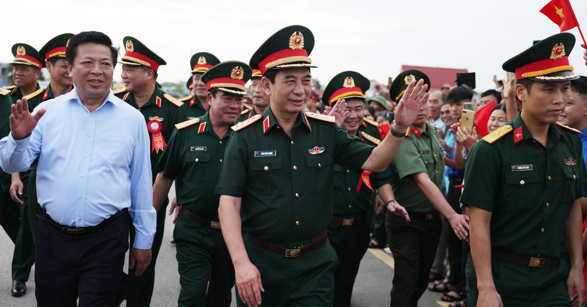 Hôm nay thông xe cầu Phong Châu mới, vượt tiến ...