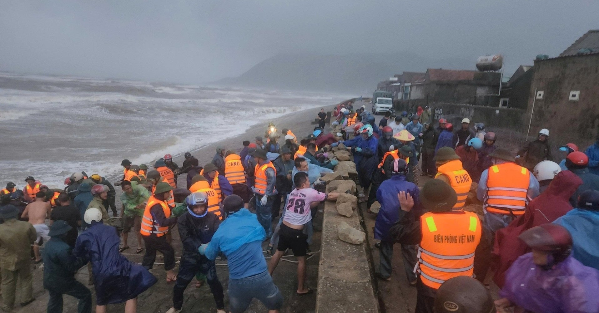 Kè biển sạt lở trước giờ bão số 10 đổ bộ, hàng trăm người dầm mưa bốc đá gia cố