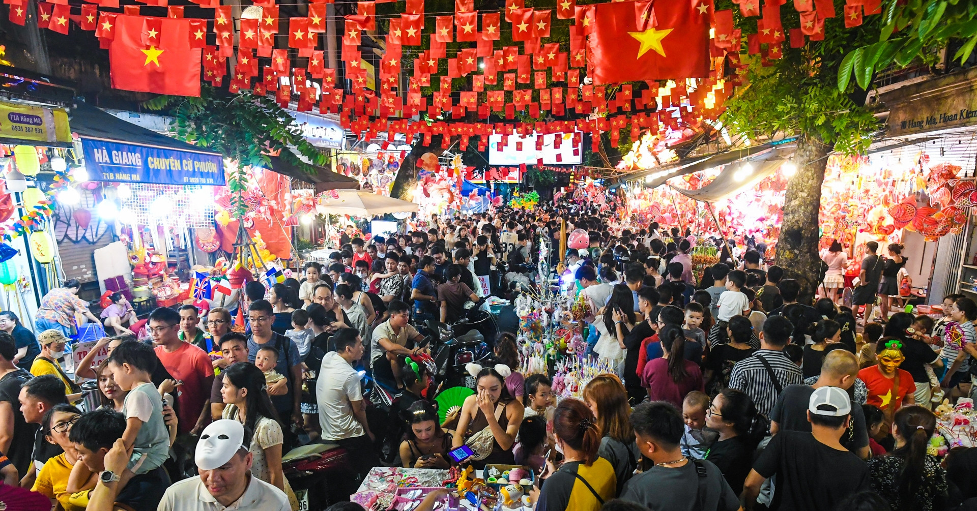 Khách Tây thích thú giữa dòng người ken đặc ở chợ Trung thu Hà Nội