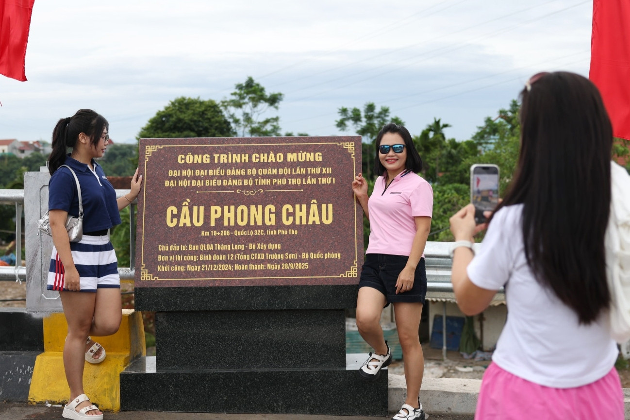 Khoảnh khắc nghìn người mong chờ trên cầu Phong Châu sau lễ khánh thành