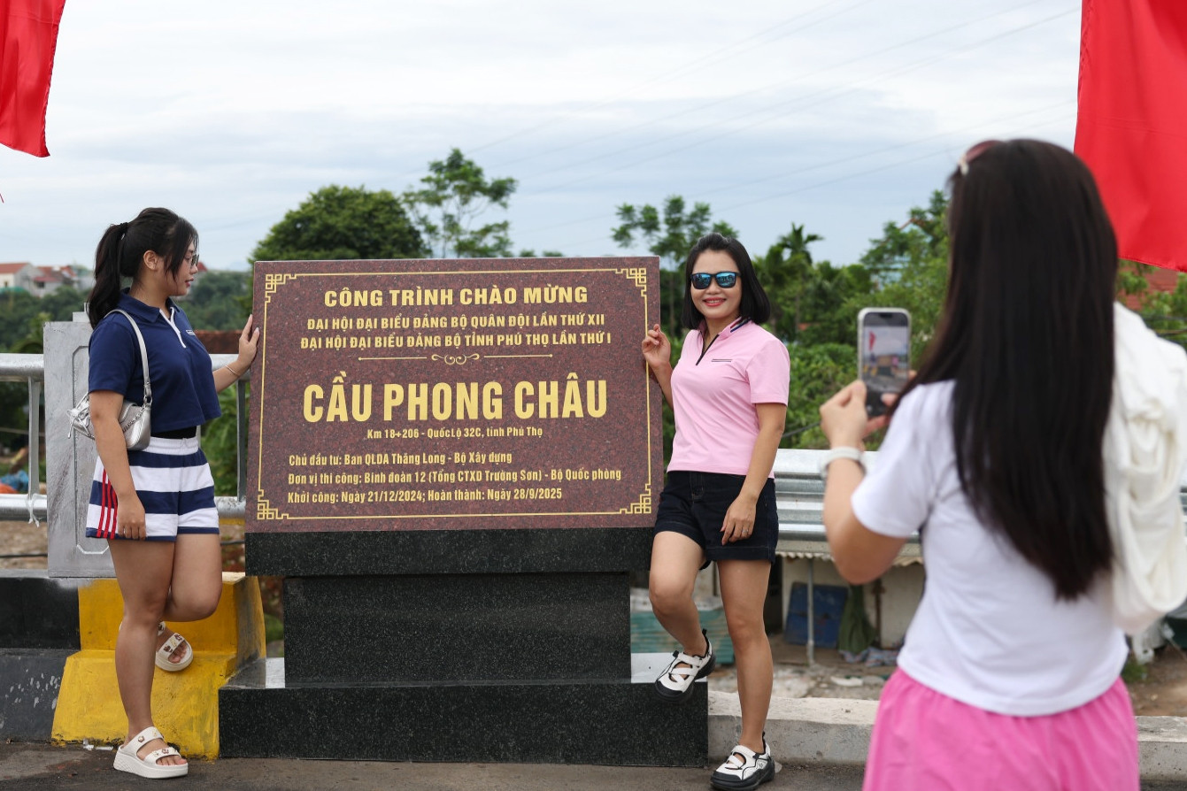 Khoảnh khắc nghìn người mong chờ trên cầu Phong Châu sau lễ khánh thành