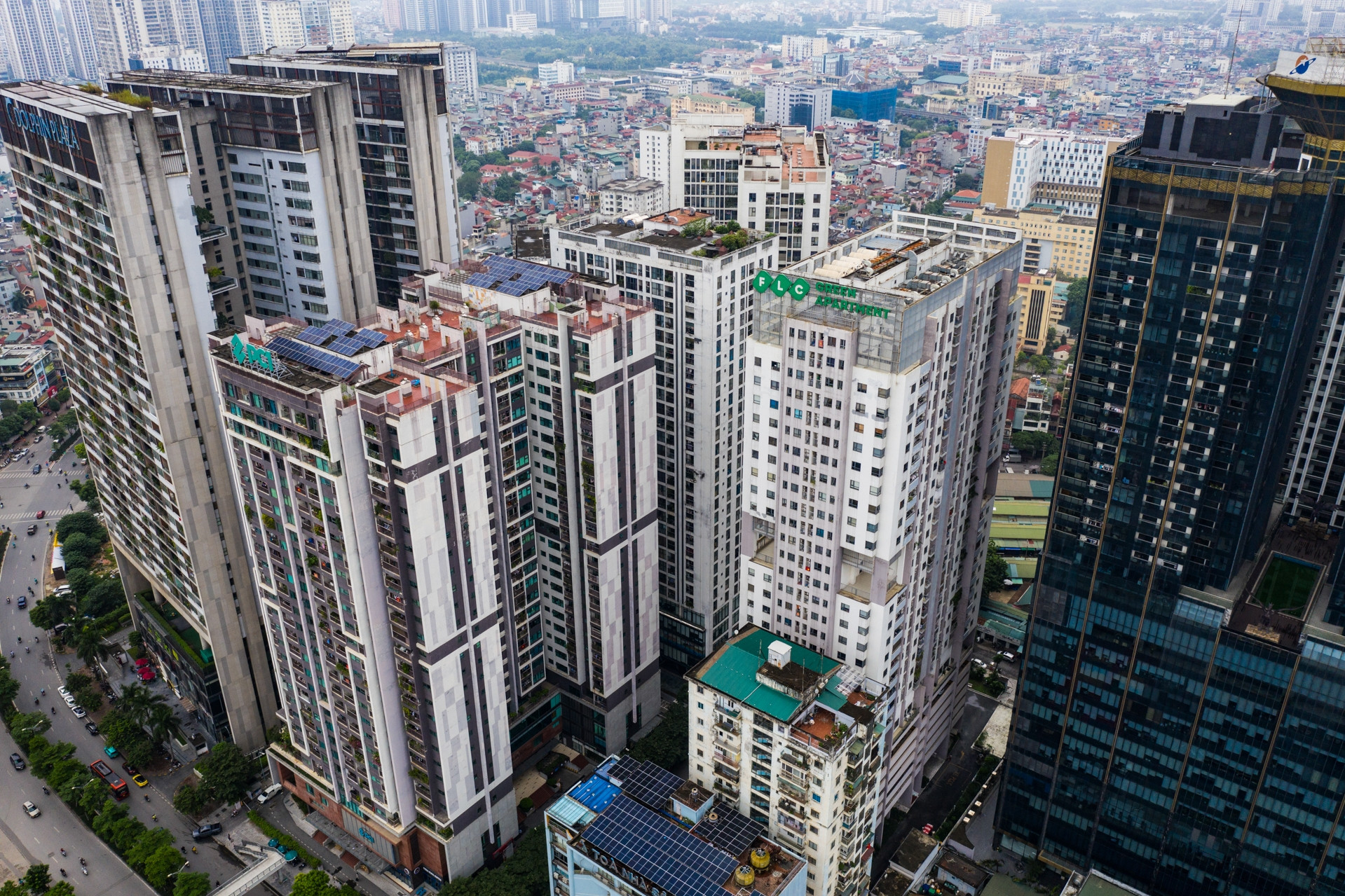 Cận cảnh loạt chung cư ở Hà Nội tường bong tróc, cũ kỹ vẫn có giá tới gần 100 triệu/m2