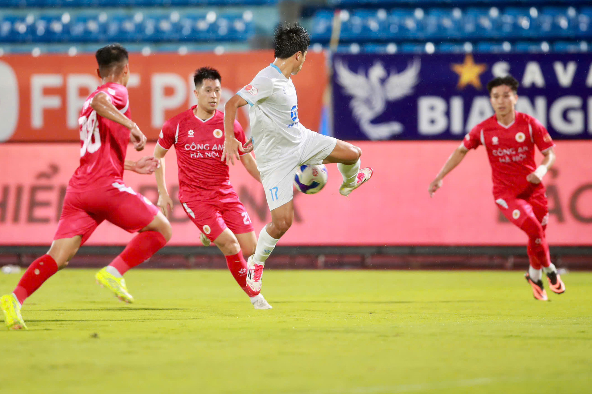 Quang Hải tỏa sáng, CAHN xuất sắc đánh bại ĐKVĐ Nam Định Nam Dinh CAHN 2.jpg