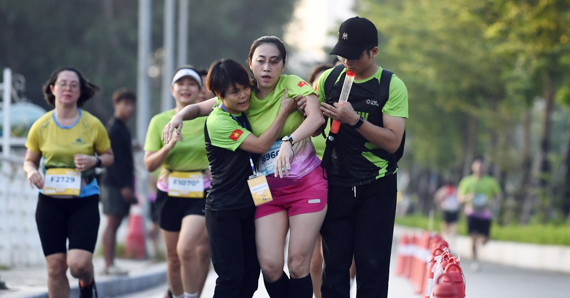 VĐV ngã quỵ khi gần cán đích ở giải chạy cung đường ven Hồ Tây