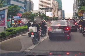 Nóng trên đường: Luồn lách, tạt đầu ô tô, nữ 'ninja Lead' suýt nhận cái kết đắng