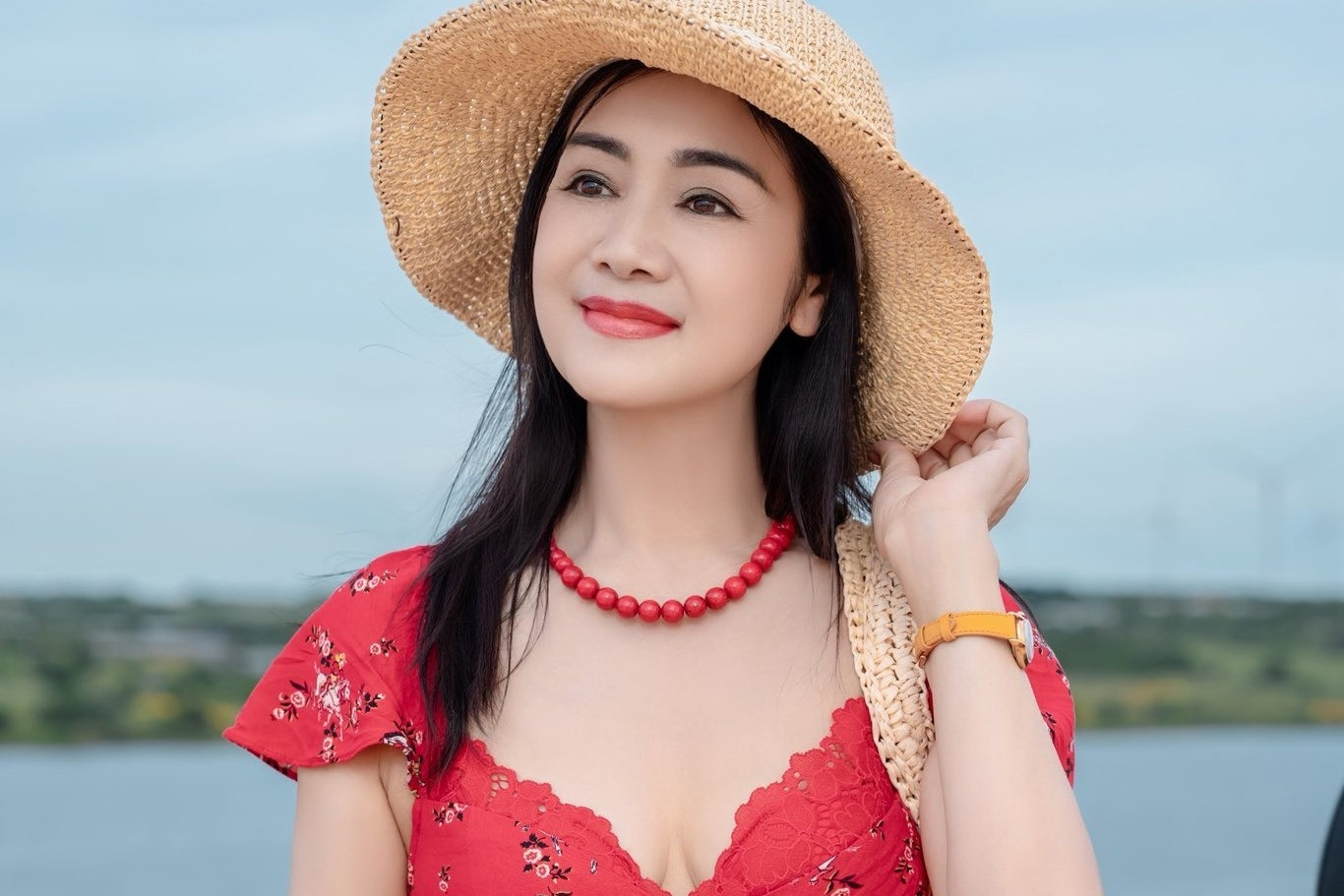NSND Thu Hà trẻ trung tuổi U60, nhạc sĩ tỷ view Nguyễn Văn Chung ngủ gục ở sân bay