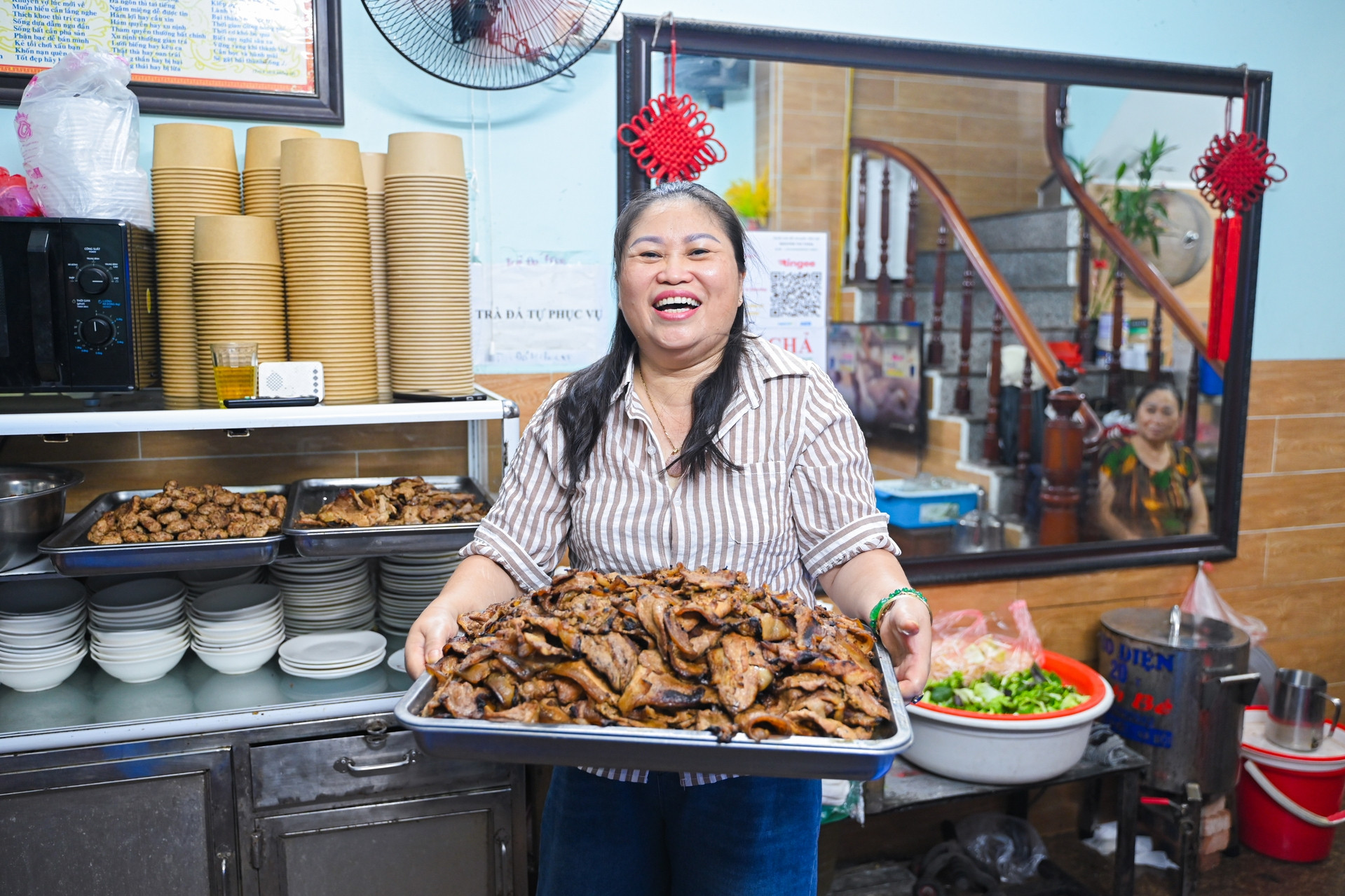 Quán bún chả 19 năm 'núp' ngách nhỏ Hà Nội, mỗi trưa bán hết veo 200 suất