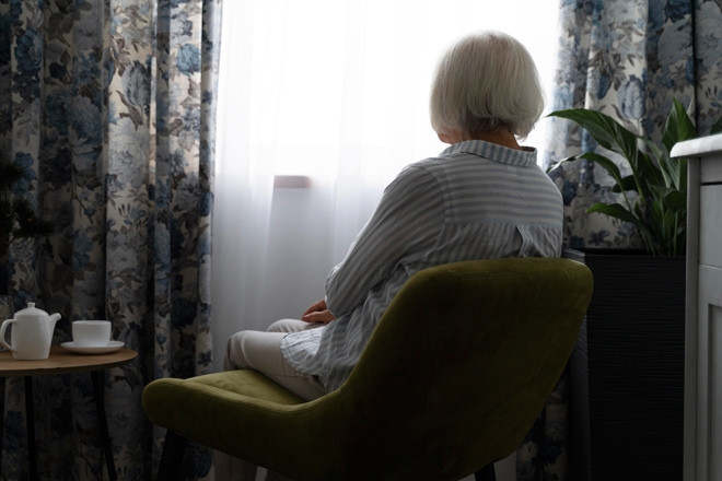 Ra viện được con chở thẳng vào viện dưỡng lão, mẹ già chết lặng khi biết lý do