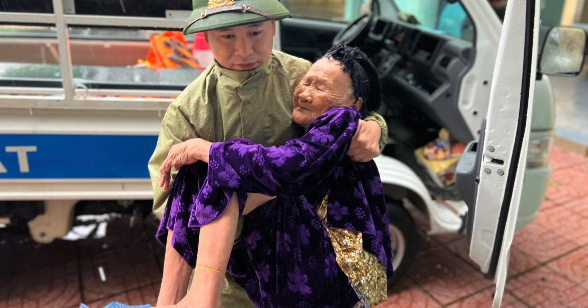 Rời nhà từ sáng sớm vì bão Bualoi, người dân Nghệ An than: &amp;apos;Một tháng chạy bão đến 2 lần&amp;apos;