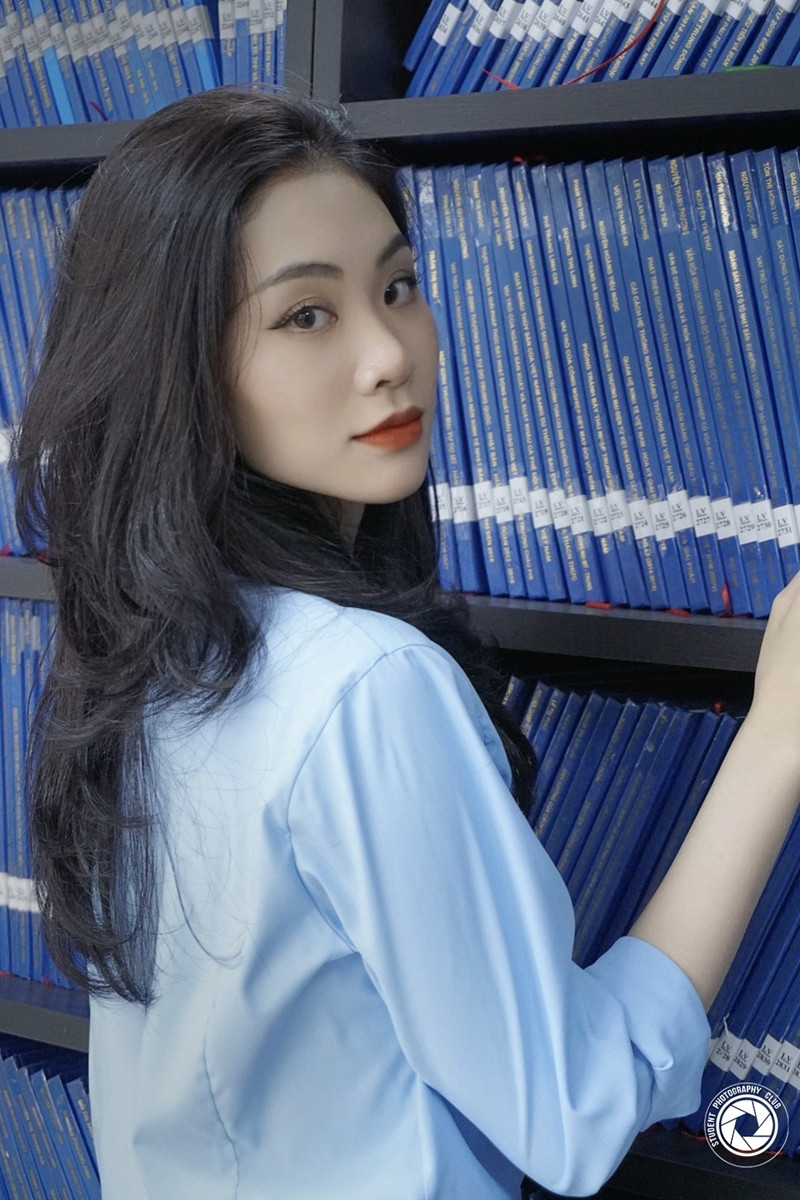 Thùy Linh trong một buổi dẫn bản tin