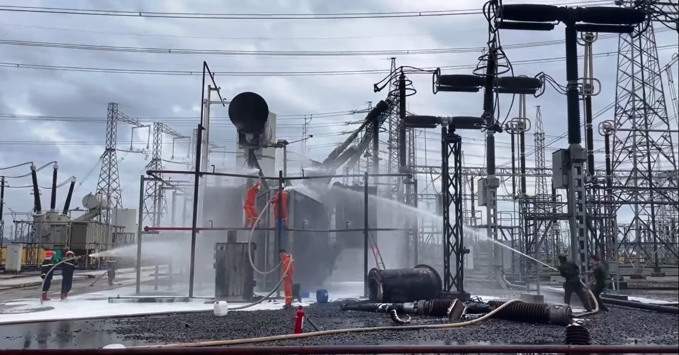 Trạm biến áp bốc cháy ở Ninh Bình, xuất hiện cảnh tượng đáng sợ