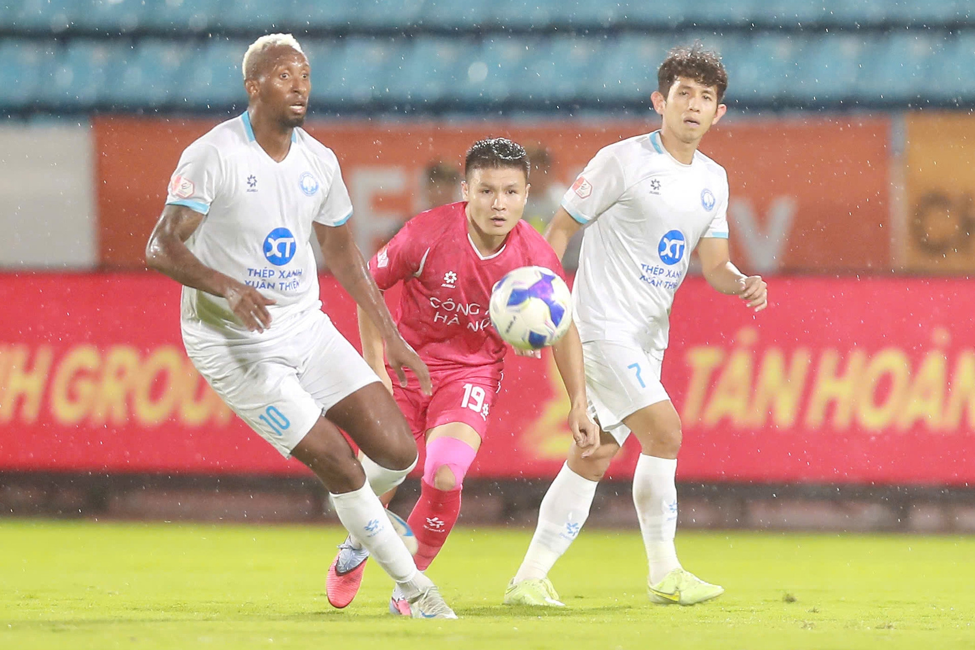 Lịch thi đấu vòng 7 V-League 2025/26 mới nhất Quang Hải tỏa sáng, CAHN xuất sắc đánh bại ĐKVĐ Nam Định