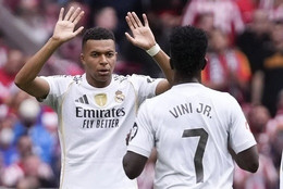 Vinicius cam đoan với Mbappe sau khi Real Madrid thua thảm Atletico