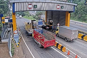 Xe tải mất lái 'càn quét' trạm thu phí, tài xế thoát nạn thần kỳ
