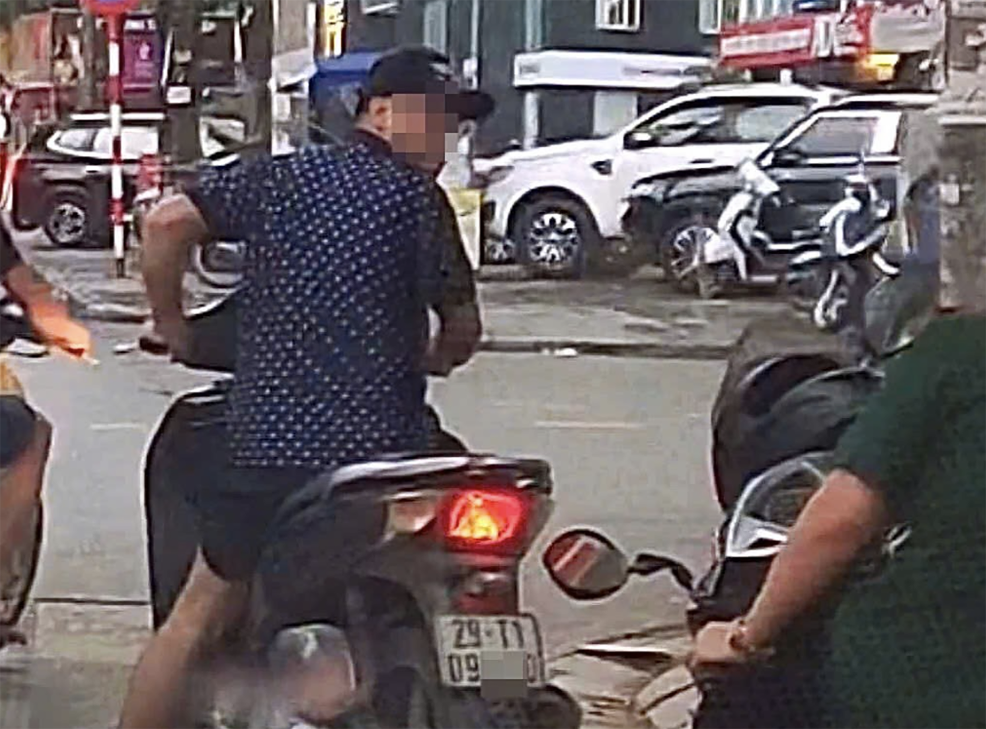 Người đàn ông đi xe máy bấm còi inh ỏi, 'thái độ' với nữ quân nhân ở Hà Nội bị phạt