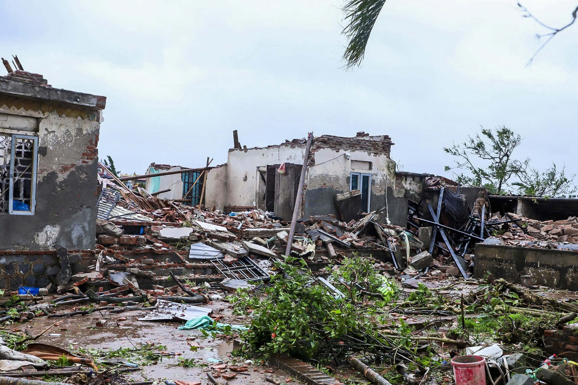 Bão số 10 Bualoi dần suy yếu, miền Bắc đến Hà Tĩnh đối mặt mưa lũ khắc nghiệt