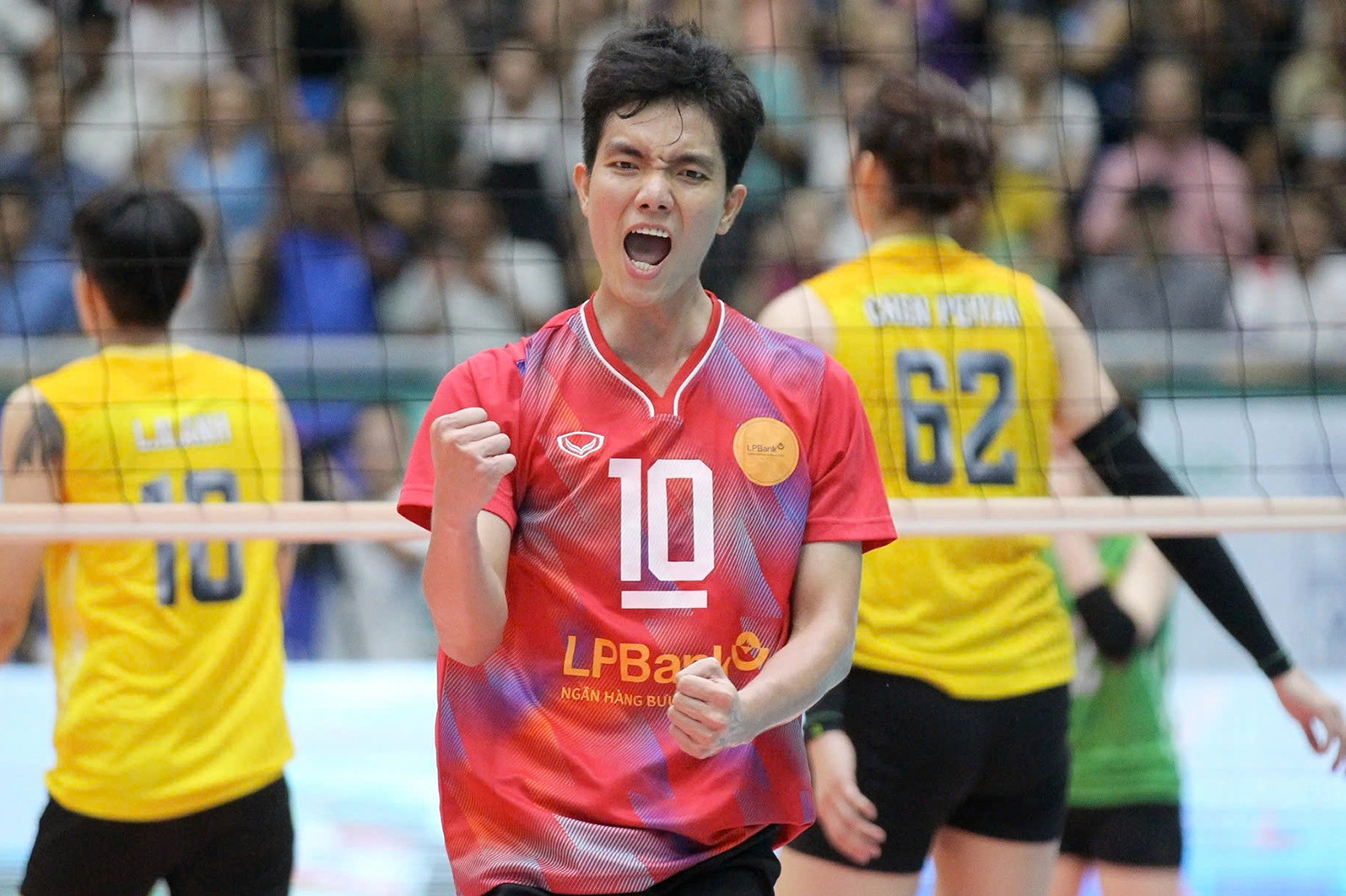 Bích Tuyền tái xuất, bất ngờ vị trí trên sân