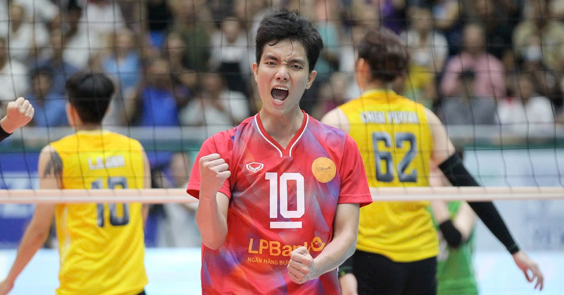 Bích Tuyền tái xuất, bất ngờ vị trí trên sân