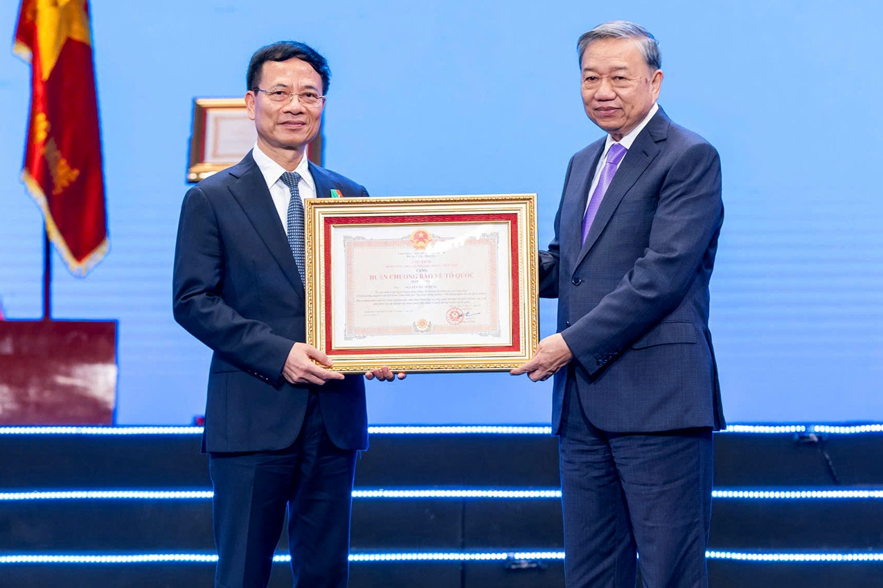 Bộ trưởng Nguyễn Mạnh Hùng nhận Huân chương Bảo vệ Tổ quốc hạng Nhất
