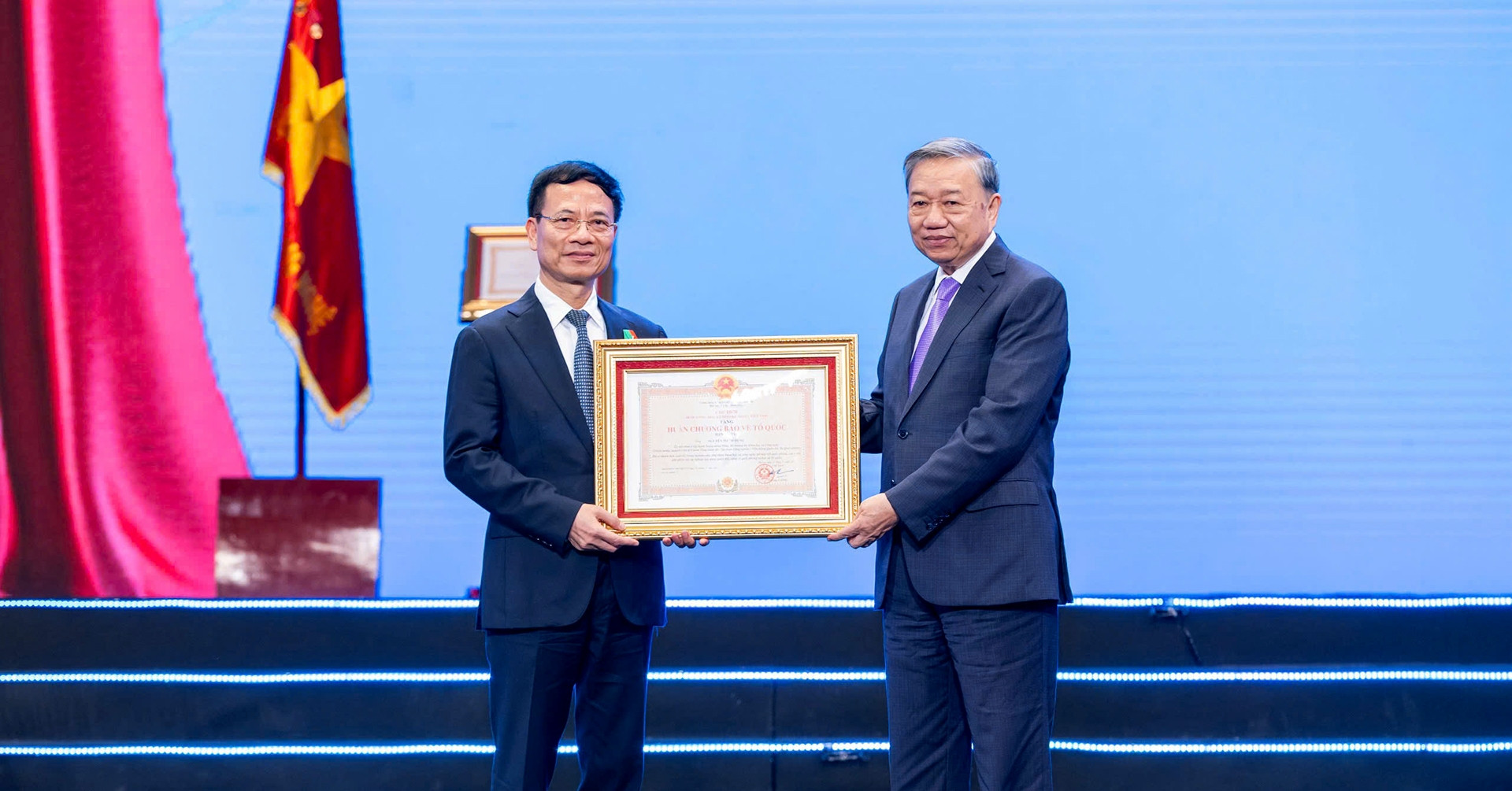 Bộ trưởng Nguyễn Mạnh Hùng nhận Huân chương Bảo vệ Tổ quốc hạng Nhất