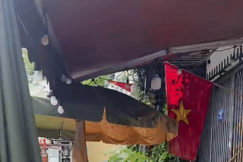 Bùn bất ngờ phun trào cao hàng mét trên phố Quốc Tử Giám, Hà Nội