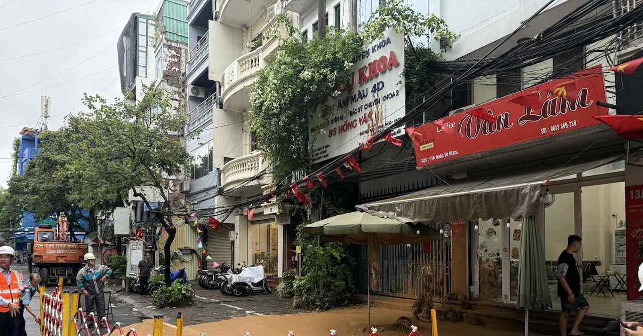Bùn bất ngờ phun trào cao hàng mét trên phố Quố...