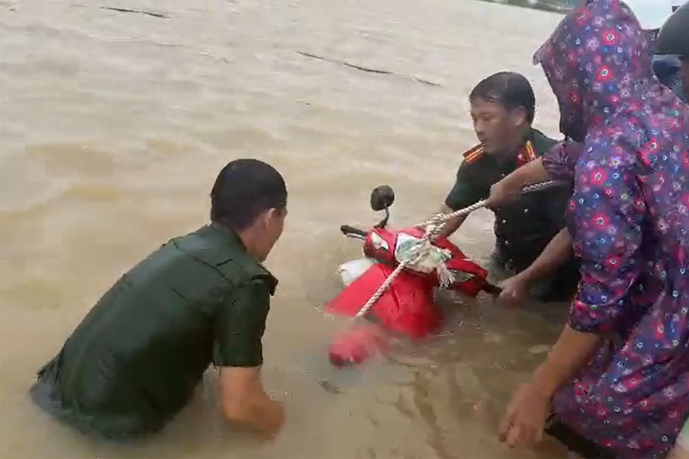 Cảm động hình ảnh 2 thiếu tá công an lặn tìm xe hàng cho nam shipper bị nước cuốn