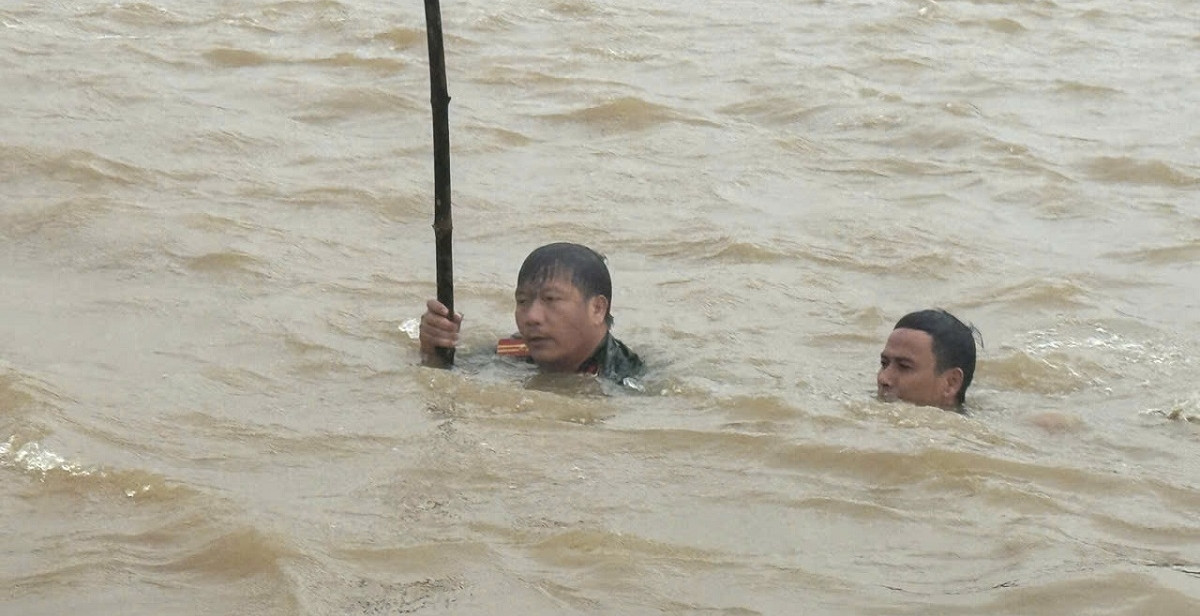 Cảm động hình ảnh 2 thiếu tá công an lặn tìm xe hàng cho nam shipper bị nước cuốn