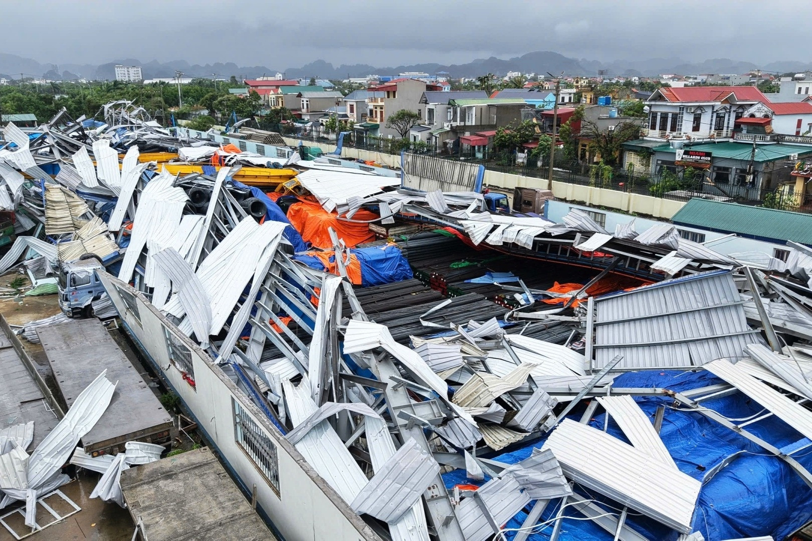 Cảnh tượng nhà xưởng rộng 4.500m² ở Ninh Bình bị bão số 10 'vò nát'