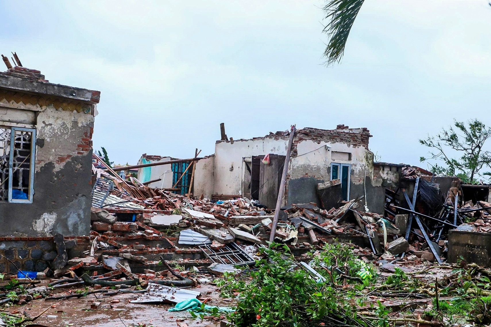 Cấp cứu 4 bệnh nhân nặng trong vụ lốc xoáy ở Ninh Bình