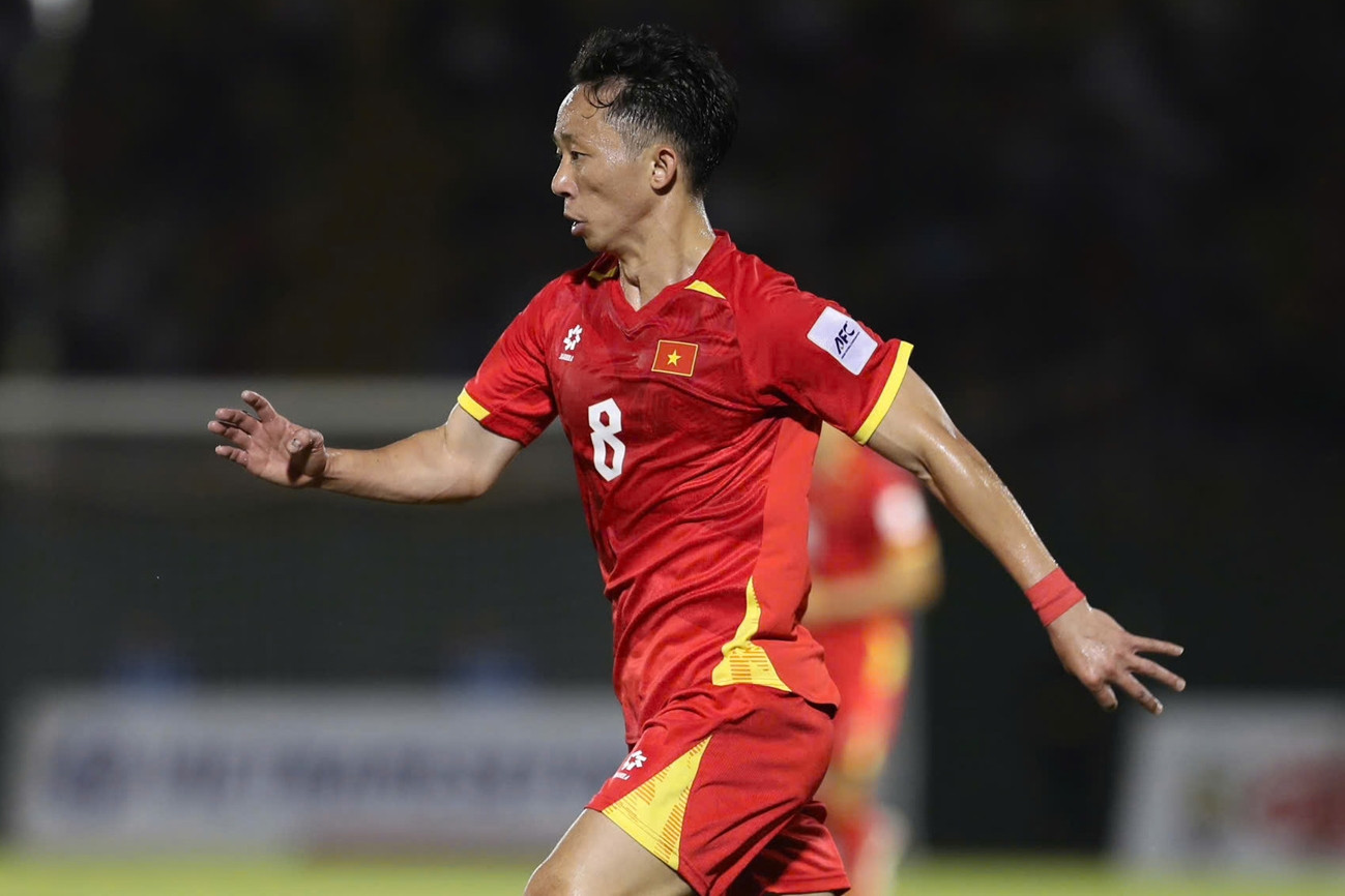 Châu Ngọc Quang báo tin dữ với HLV Kim Sang Sik