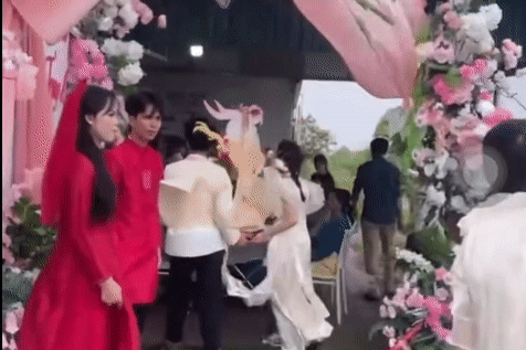 Đám hỏi ở Ninh Bình giữa ngày mưa bão: Hai họ chật vật giữ tráp lễ