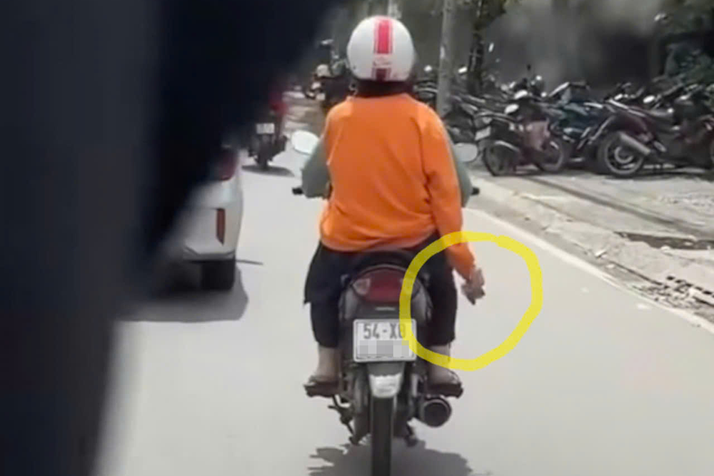 Bất ngờ loại bột 'lạ' người phụ nữ mặc áo cam liên tục rải xuống đường ở TPHCM