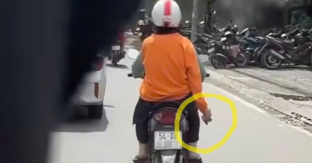 Bất ngờ loại bột "lạ" người phụ nữ mặc áo cam l...