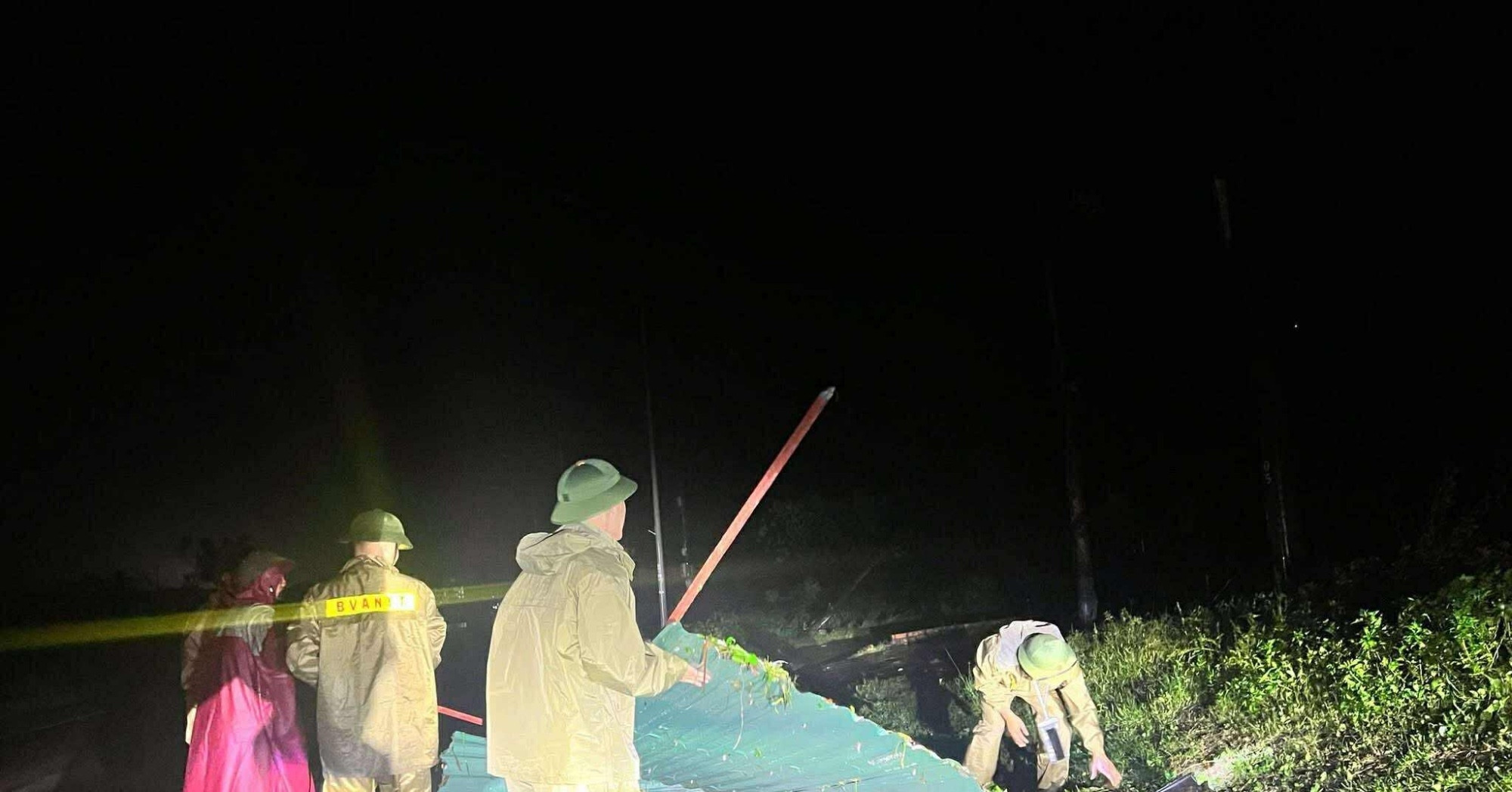 Cập nhật bão Bualoi: Tâm bão vào đất liền, giông lốc làm đổ nhà, ít nhất 6 người chết