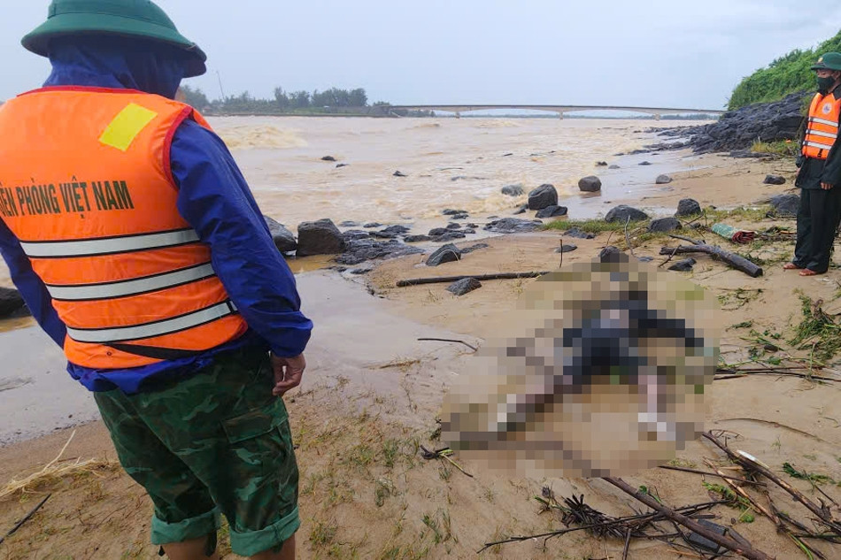 Đồn Biên phòng Cửa Tùng bàn giao cho gia đình thi thể thiếu niên mất tích nhiều ngày