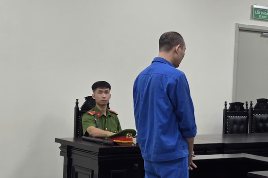 Ghen tuông sau khi đọc trộm tin nhắn, người chồng đâm vợ liên tiếp rồi tự sát