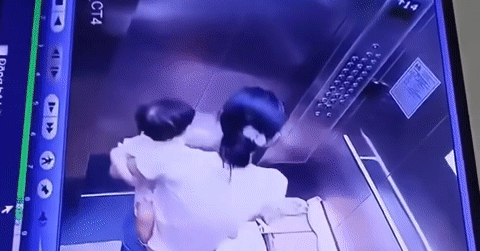 Hành động gây bức xúc của người phụ nữ tại thang máy chung cư ở Hà Nội