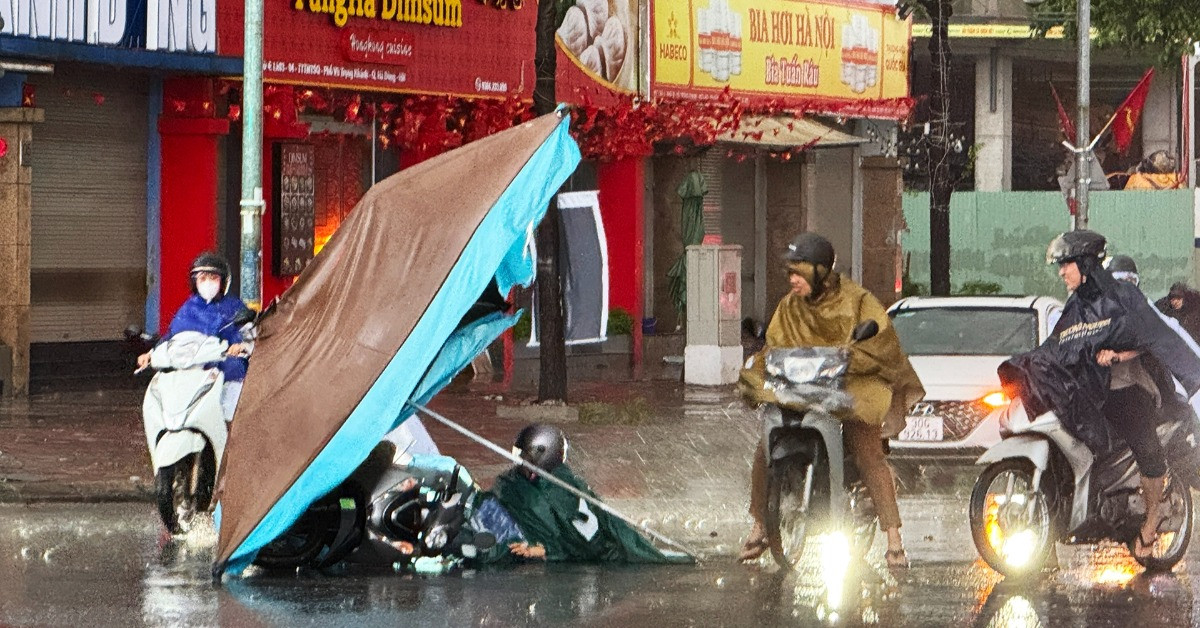 Bão số 10 Bualoi gây mưa kèm gió lớn ở Hà Nội, người đi đường ngã nhào