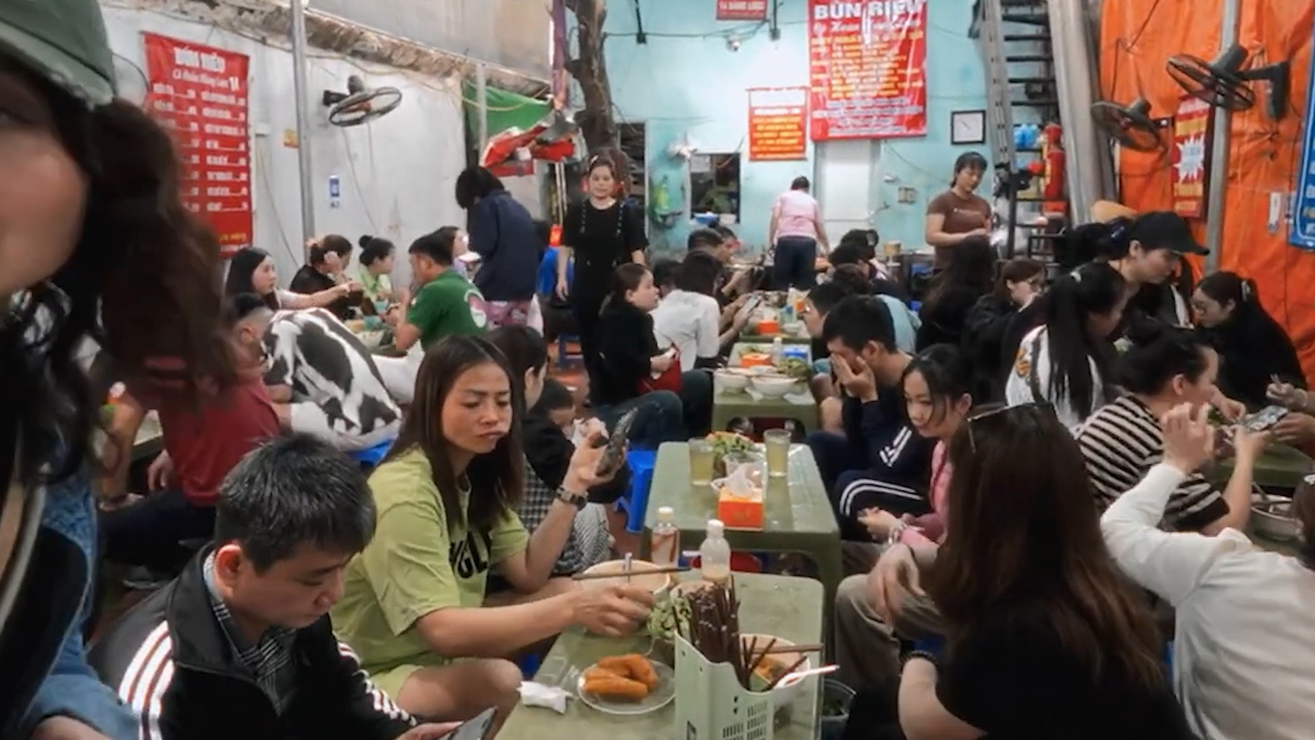 អតិថិជនដើរតាមផ្លូវដើររកមើលស៊ុបវល្លិហាណូយជាមួយក្តាម និងខ្យង