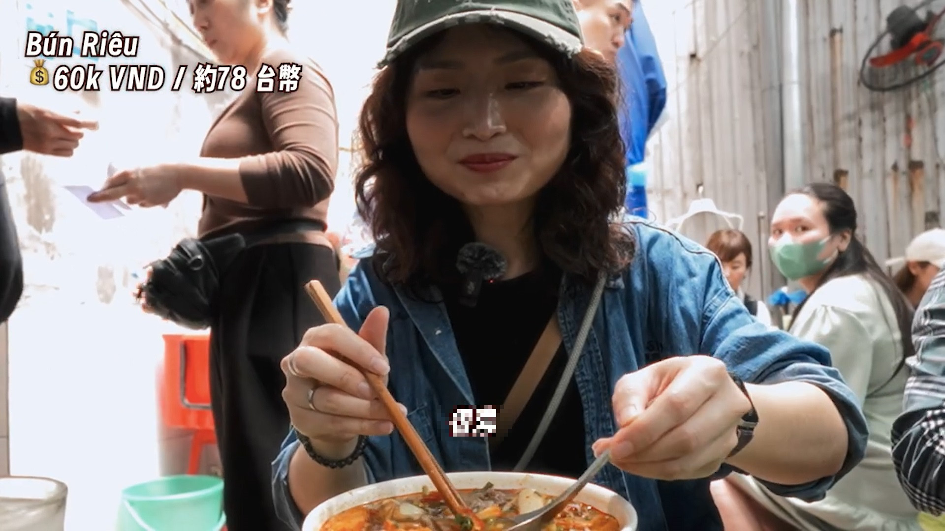 អតិថិជនដើរតាមផ្លូវដើររកមើលស៊ុបវល្លិហាណូយជាមួយក្តាម និងខ្យង
