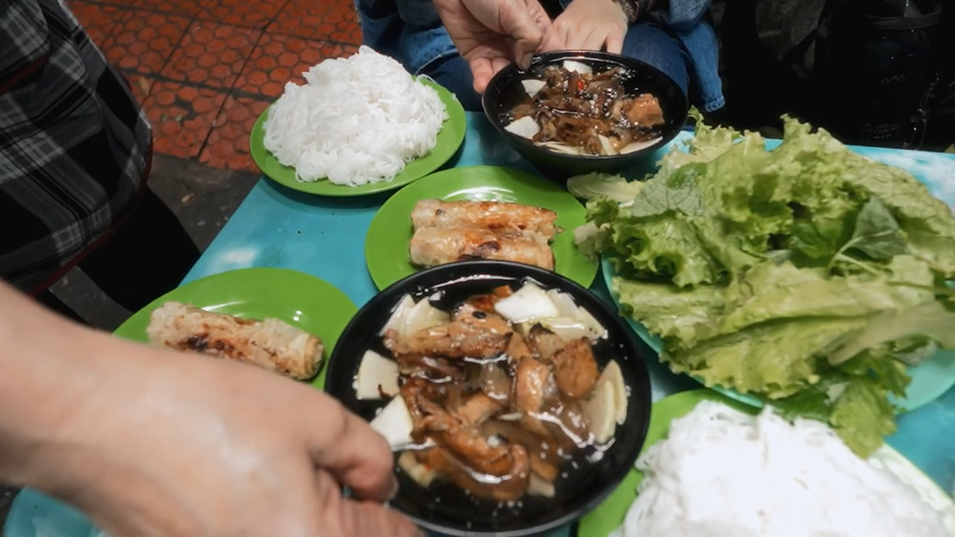 អតិថិជនដើរតាមផ្លូវដើររកមើលស៊ុបវល្លិហាណូយជាមួយក្តាម និងខ្យង