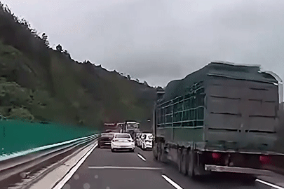 Khoảnh khắc xe tải lao vào hàng loạt phương tiện, ôtô con văng khỏi cầu vượt